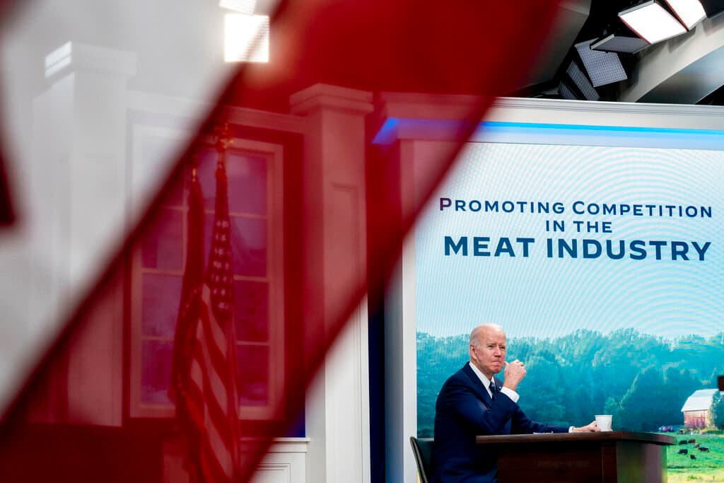 Biden anuncia $1,000 millones en ayudas a pequeñas empresas de la industria cárnica para bajar la inflación