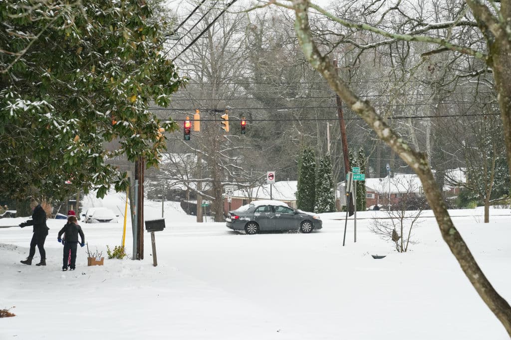 La alerta por la tormenta invernal se mantiene hasta las 7:00 de la mañana del sábado.
<br>