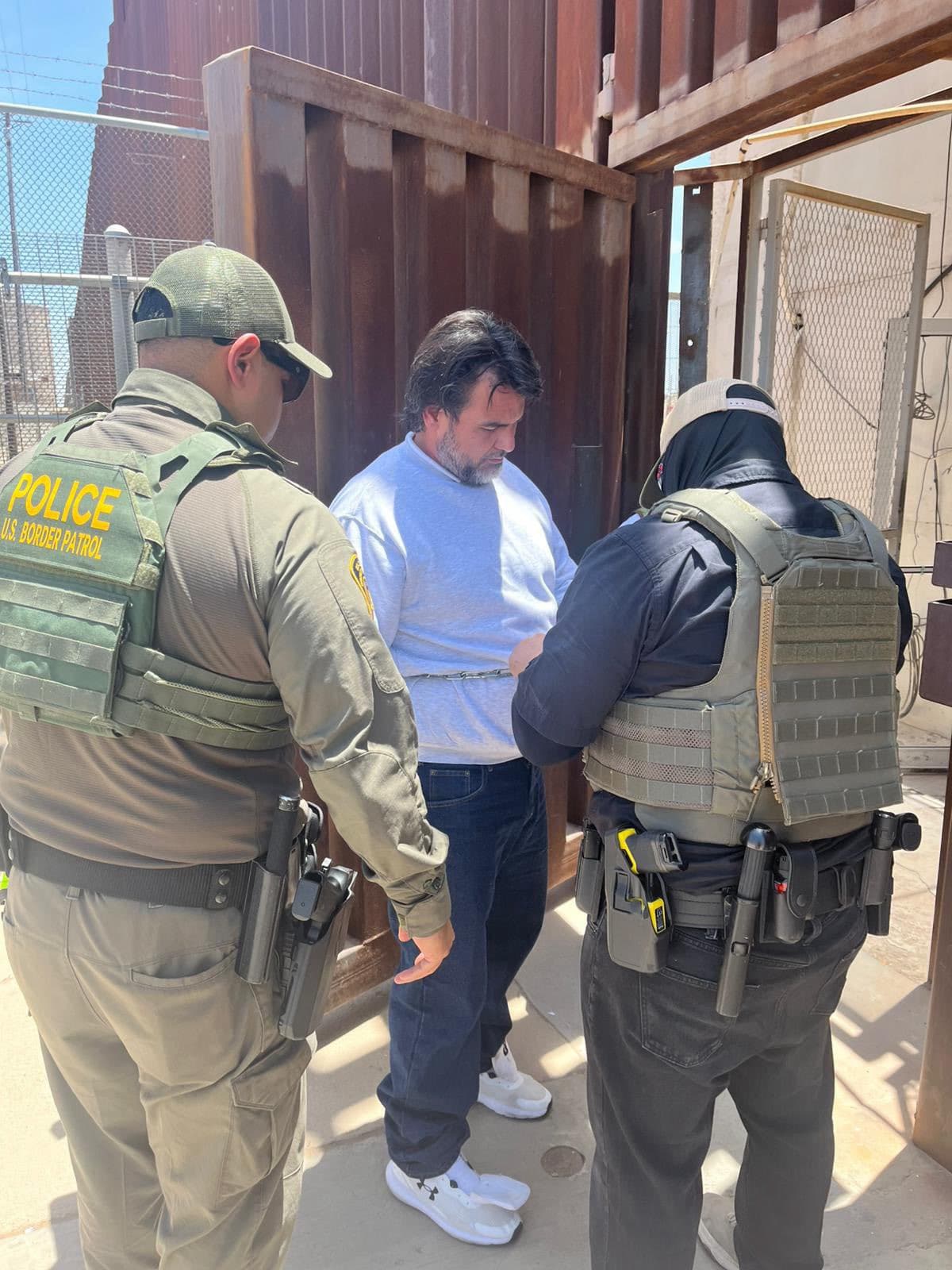 Las autoridades indican que
<b>en EEUU se le acusa de varios delitos graves, pero fue enviado a México a cumplir una orden de arresto</b> que tenía pendiente.