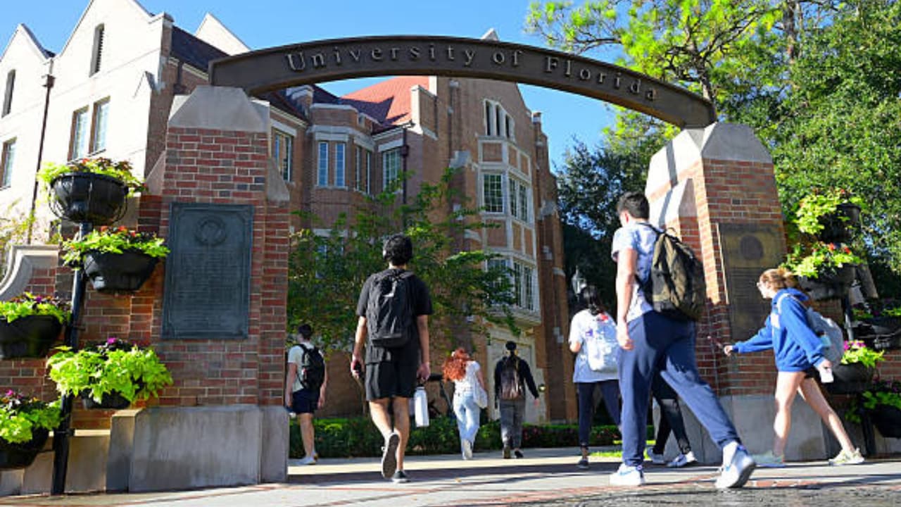 Legislatura de Florida analiza proyectos que limitarían acceso de inmigrantes a universidades