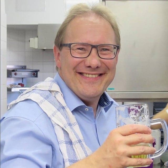 Pero
<b>Naasón Joaquín García </b>es solo uno de los muchos líderes religiosos que han enfrentado un escándalo.
<b>Thomas Eschenbacher,</b> sacerdote alemán, tuvo una polémica idea para atraer más feligreses a sus misas...