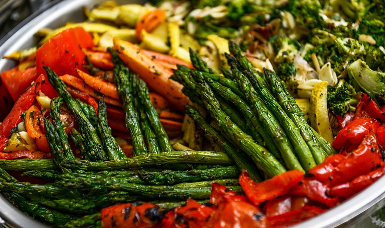 El Foro Mundial para la Prevención del Cáncer y el Instituto Estadounidense para la Investigación del Cáncer publicaron hace unas semanas su tercer gran informe sobre la relación entre la dieta, el peso, el ejercicio y la prevención del cáncer. Son
<a href="\">12,000 páginas</a> (se puede acceder
<a href="\">aquí</a> a un resumen) donde se condensa
<b>lo que la ciencia recomienda para esquivar la enfermedad que está detrás de <a href="\">una de cada seis muertes</a> en el mundo.</b>