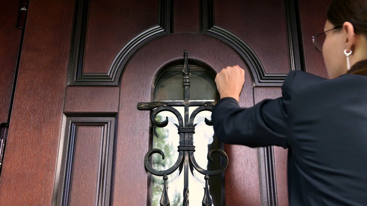 <h3 class="cms-H3-H3">Lo que deben saber los inquilinos </h3>
<b>🏠Tienes derecho a un aviso:</b> nadie puede sacarte sin un aviso previo de tres días, salvo que el contrato establezca otro plazo.
<br>
<b>🏠 Ve a la audiencia: </b>si te demandan y no te presentas en la corte, puedes perder automáticamente. No ir es dejar el campo vacío.
<br>
<b>🏠 Apelar es posible, pero con condiciones: </b>si pierdes y quieres apelar, tienes cinco días para hacerlo. Debes depositar la renta en la corte durante ese periodo.
<br>
<b>🏠 Si te llaman <i>“squatter” </i>sin razón:</b> si tienes contrato o comprobantes de pago, preséntalos. La SB 1333 no aplica si eres un inquilino real.
<br>
<b>💡 Ejemplo:</b> Alberto, trabajador de construcción en Austin, se atrasó un mes en la renta tras un accidente laboral. Cuando recibió un aviso de tres días, creyó que era una orden de desalojo inmediato. En realidad, aún tenía derecho a presentarse en la corte, explicar su situación y defenderse.
<b>Conocer la ley le dio tiempo para ponerse al día.</b>