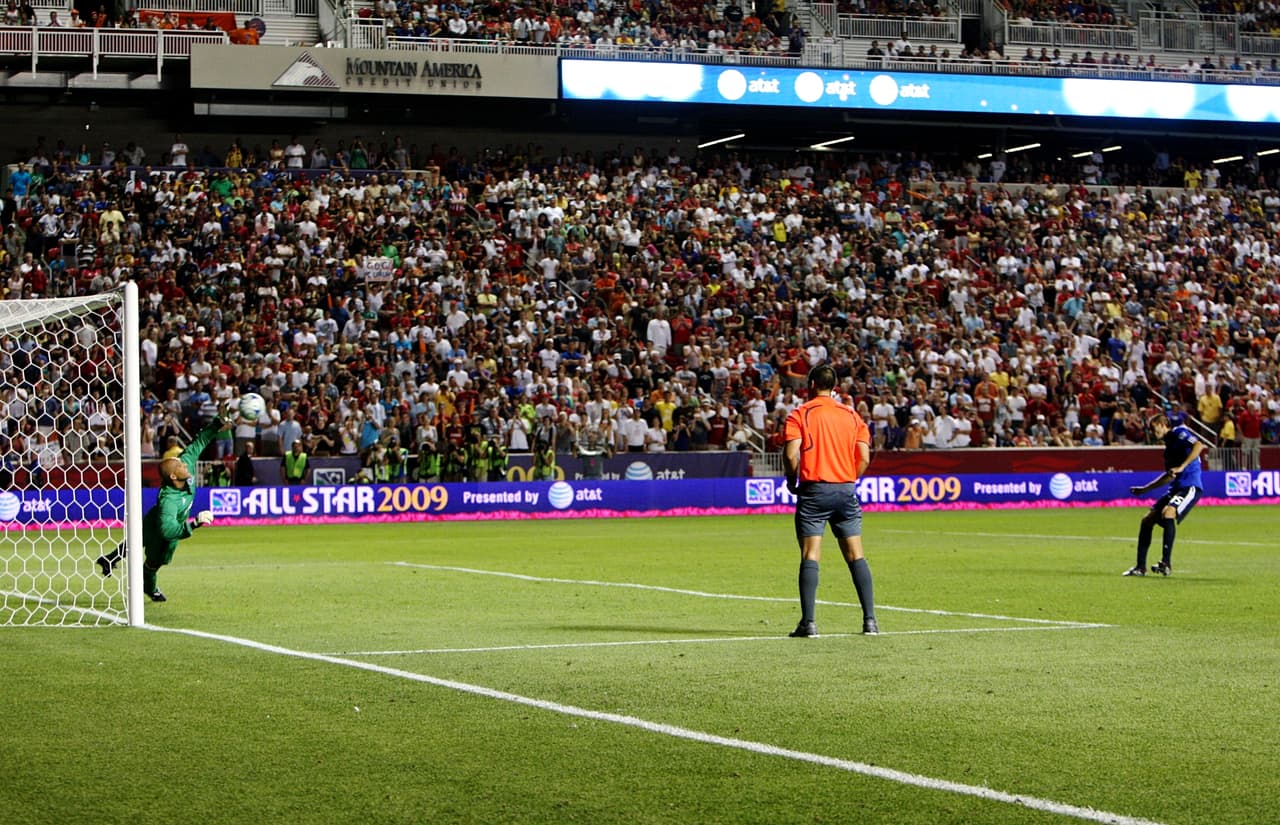 El arquero Tim Howard es de los que ha jugado para el All-Star Team pero que también lo ha hecho con el equipo rival. En 2009 acudió al encuentro como el portero del Everton de Inglaterra.