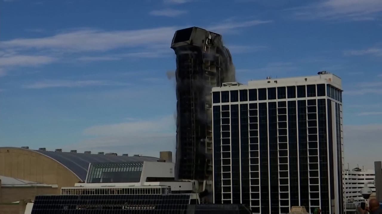 El momento de la demolición de la Trump Plaza en Atlantic City: en solo segundos pasó a la historia