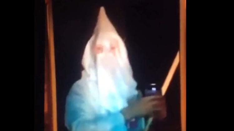 Un hombre irrumpió en una fiesta vestido del Ku Klux Klan y portando una bandera pro Trump en East Windsor, en Connecticut el 14 de noviembre. Varias personas filmaron el episodio y lo postearon en redes sociales. El detective Matthew Carl, quien calificó las acciones de "deplorables", dijo a The Washington Post que la policía está investigando los hechos
<a href="http://www.courant.com/news/connecticut/hc-kkk-east-windsor-video-20161114-story.html">Reportado por Courant</a> y
<a href="https://www.washingtonpost.com/news/post-nation/wp/2016/11/15/a-man-in-kkk-robes-waved-a-trump-flag-at-a-bonfire-in-connecticut-police-say/?utm_term=.9431f3da356c">The Washington Post.</a>