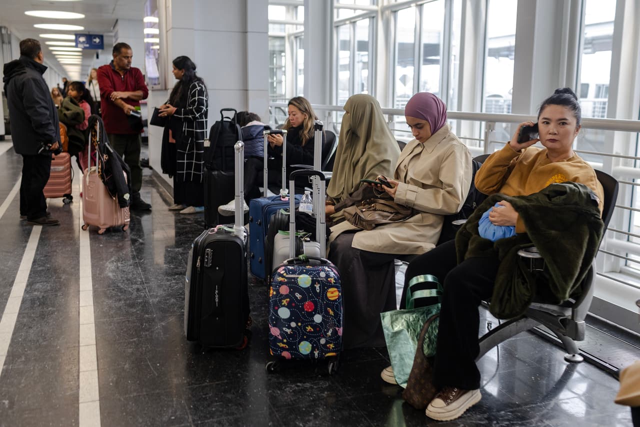 Muchos viajeros enfrentaron largas esperas y los restaurantes, pasillos y salas del aeropuerto se encontraban llenos.
<br>
<br>“Seguí caminando hasta encontrar un lugar donde sentarme para no estar codo con codo”, dijo Barney al medio AP.