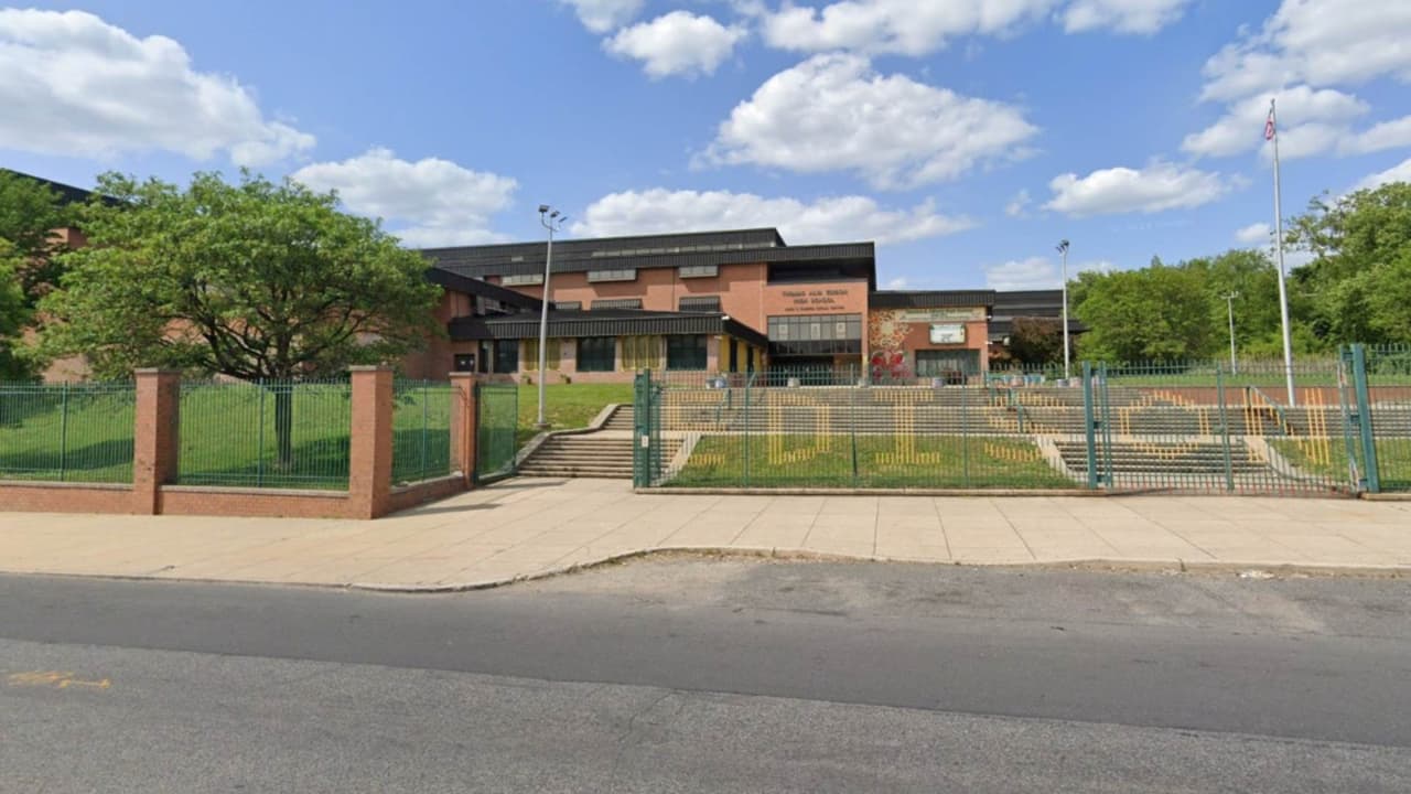 Arrestan a estudiante por llevar arma y drogas al primer día de clases en Edison High