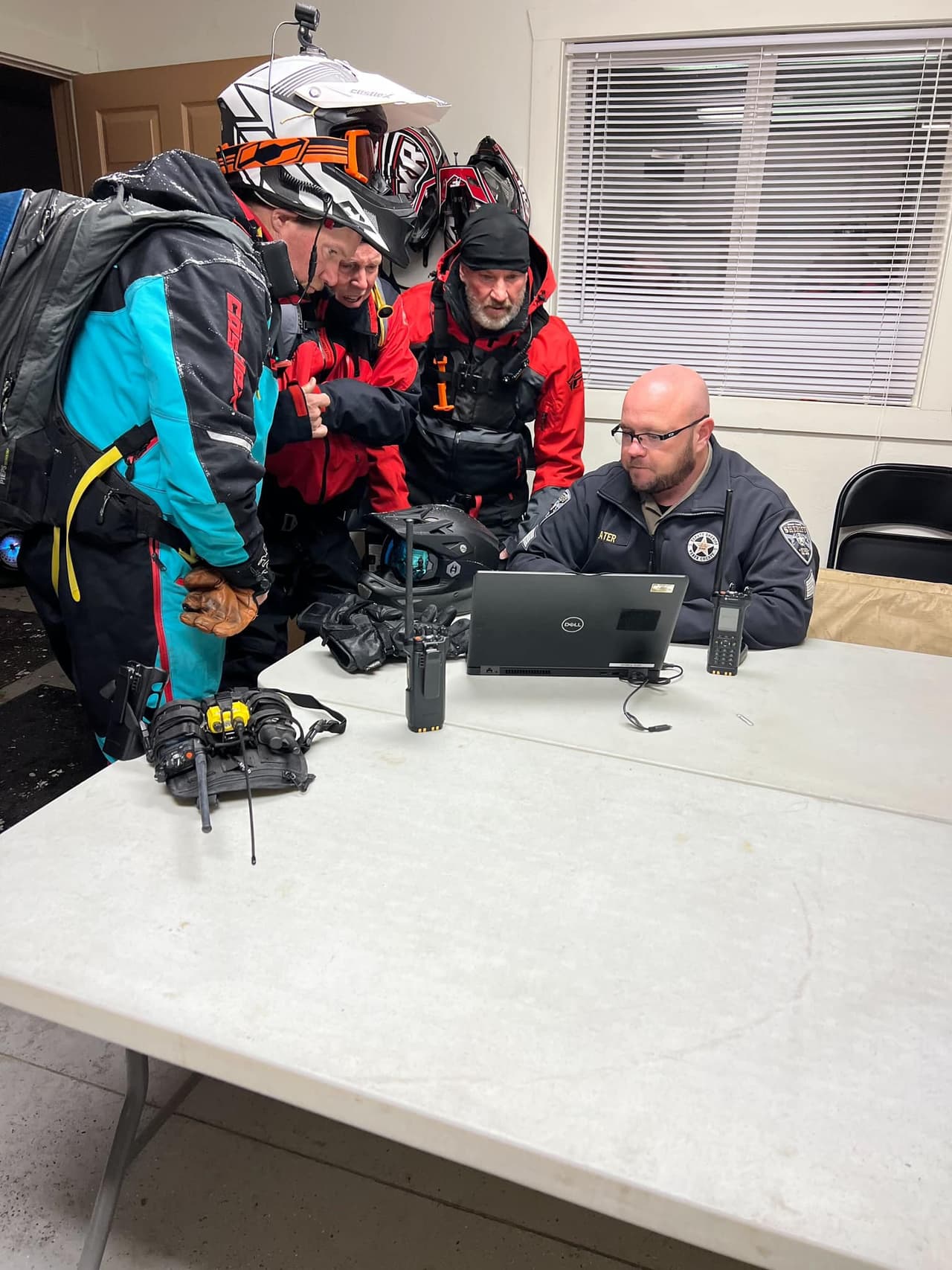 Los rescatistas hicieron un plan para la búsqueda del piloto y llamaron un herlicóptero.