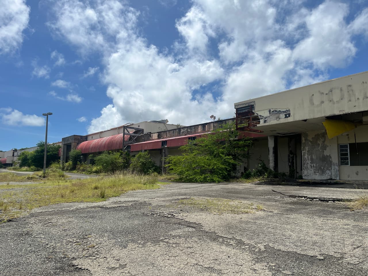 Este era un complejo de tiendas con un correo.