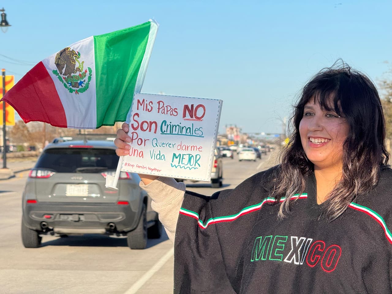Los jóvenes también se sumaron a la protesta y lanzaron este mensaje: "Mis papás no son criminales por querer darme una vida mejor".