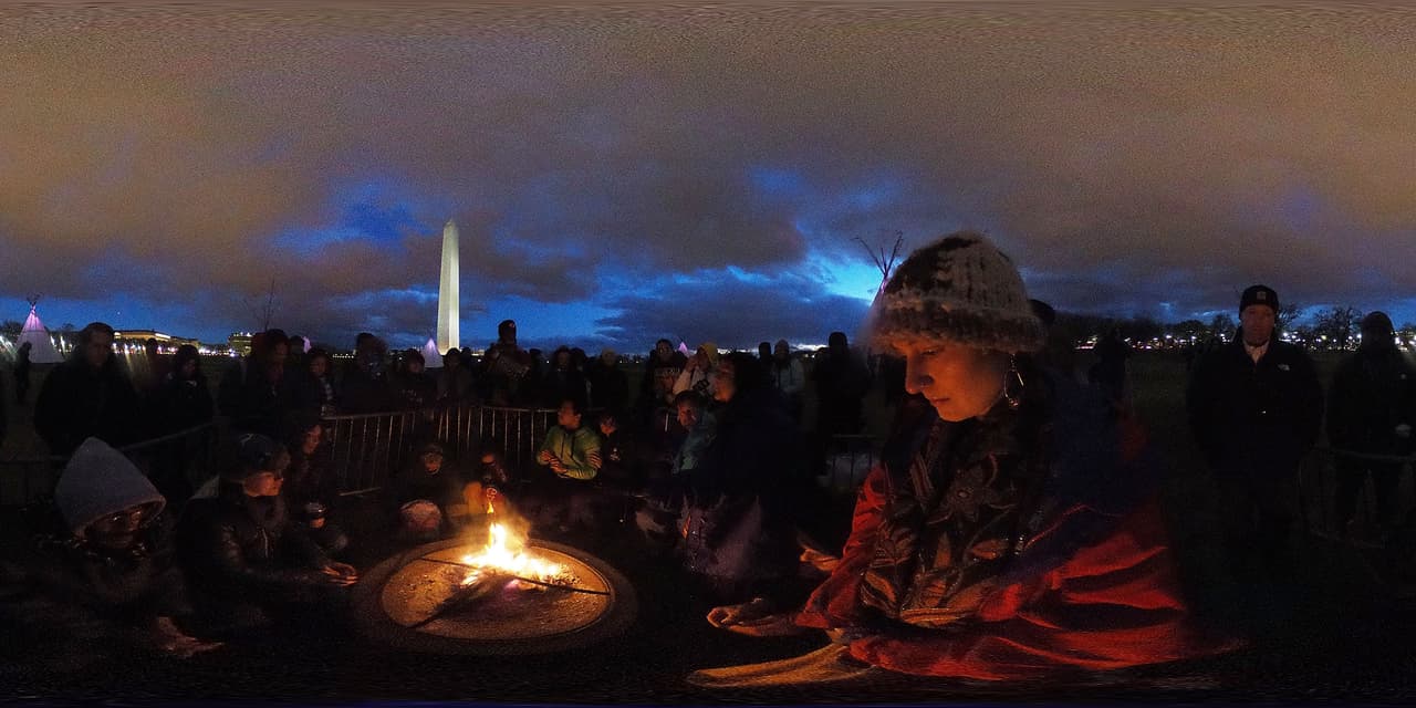 27 de marzo - Energy Transfer Partners, la compañía que construye el Dakota Access Pipeline, notifica a un tribunal federal que ha bombeado petróleo en la tubería ubicada debajo del lago Oahe, en Dakota del Norte. El oleoducto, que tiene como objetivo conectar los campos de petróleo de Dakota del Norte con redes de oleoductos en Illinois, se ejecuta cerca de la Reserva de Rock Sioux y a través de tierras prometidas bajo el Tratado de 1851 de Fort Laramie. El oleoducto provocó protestas por su potencial de contaminar el agua y dañar un sitio tribal sagrado, un movimiento que se convirtió en la protesta indígena más grande de la historia reciente.