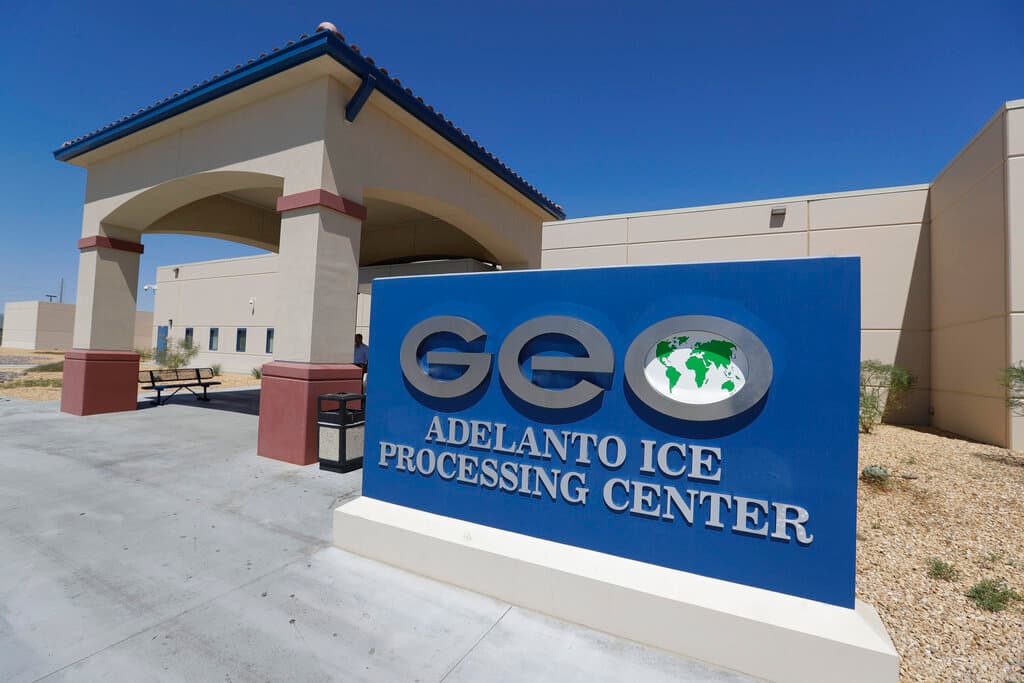 Muere bajo custodia de ICE en Adelanto: denuncian demora médica y calor extremo