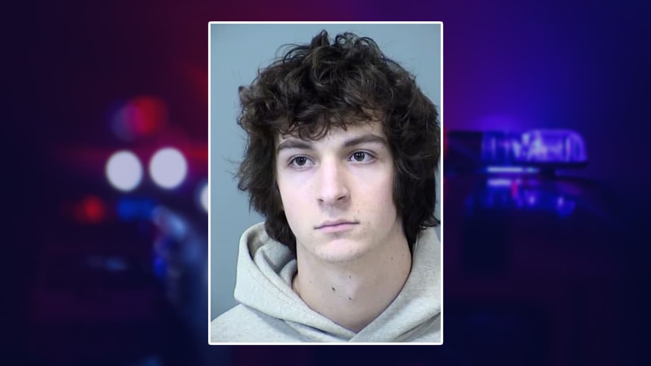 Otro de los acusados es
<b>Cody Michael Kostoryz</b>, también de 19 años, enfrenta un cargo de agresión agravada, un delito grave de Clase 6 por un incidente que ocurrió el 17 de diciembre de 2022 en Gilbert, en el que el acusado supuestamente agredió a una víctima en una fiesta.