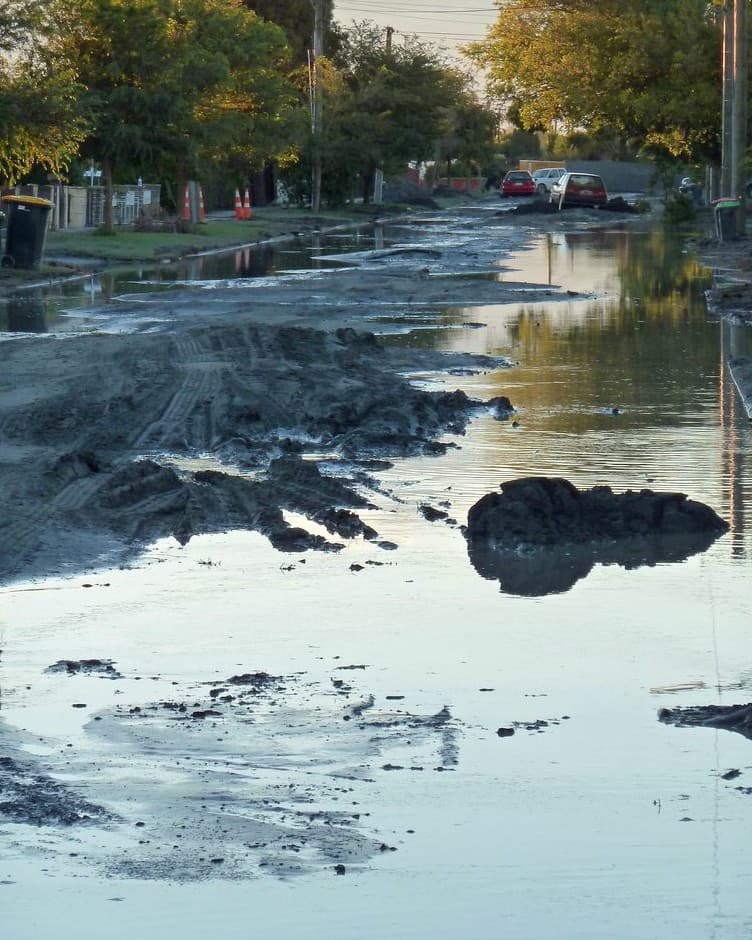 Los
<b> </b>daños a la propiedad sobrepasarían los $82,000 millones,
<b> </b>sin embargo, la cifra podría incrementar debido a contingencias como los deslaves y la licuefacción, un fenómeno que se da cuando los suelos -principalmente con drenajes pobres y tierras sedimentadas- pasan del estado sólido a una consistencia líquida.