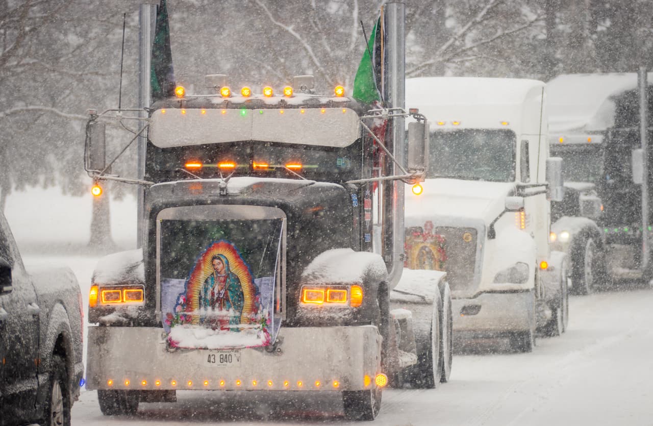 La caravana avanzó bajo el lema: 'Ven por los que no pueden', una frase que resonó entre quienes no pueden asistir por motivos de salud, migración o distancia. “Pues también por lo de migración…
<b>Mucha gente tiene miedo de salir, pero aquí estamos, apoyando como buen inmigrante que es uno</b>.”
