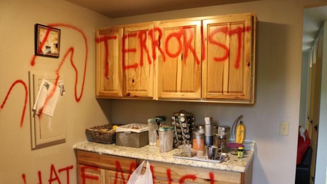 Hasel Afshar, de 33 años, después de tomar unas vacaciones de tres días, regresó a su casa en Troutdale, Oregon, para encontrarla vandalizada y llena de pintadas con insultos racistas. "Terrorista", "musulmán" y "fuera de Estados Unidos" fueron algunos de los mensajes pintados en rojo en las paredes e incluso en la estantería de su casa. También encontró una carta amenazante.
