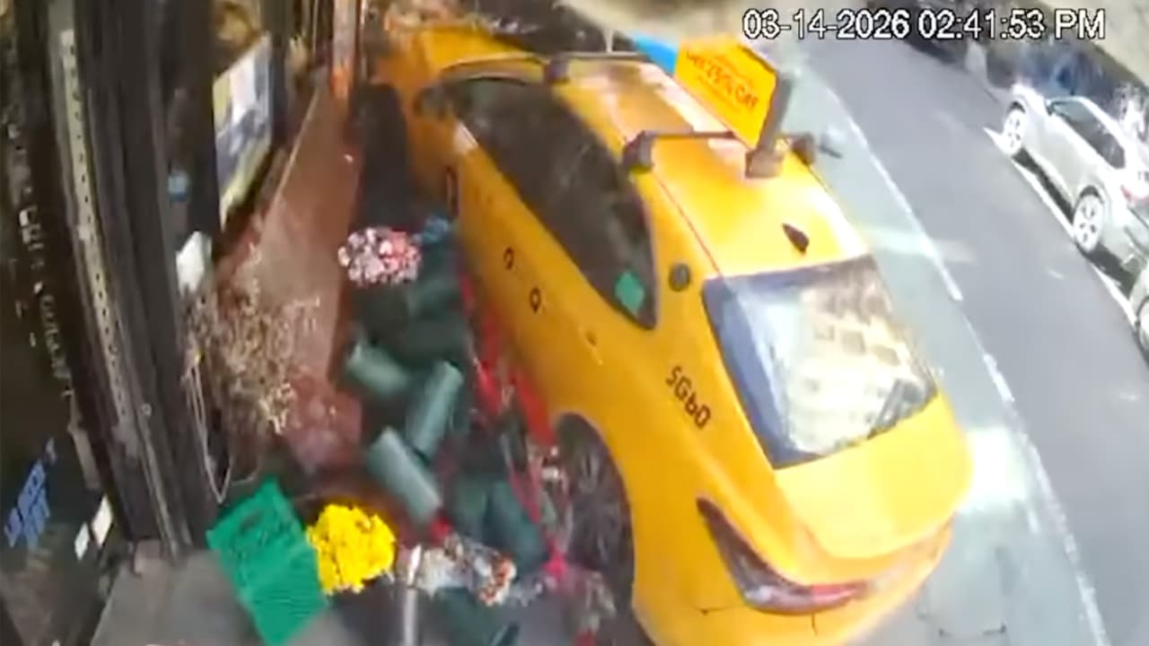 Video capta momento en que taxi atropella a dos mujeres frente a bodega de Manhattan