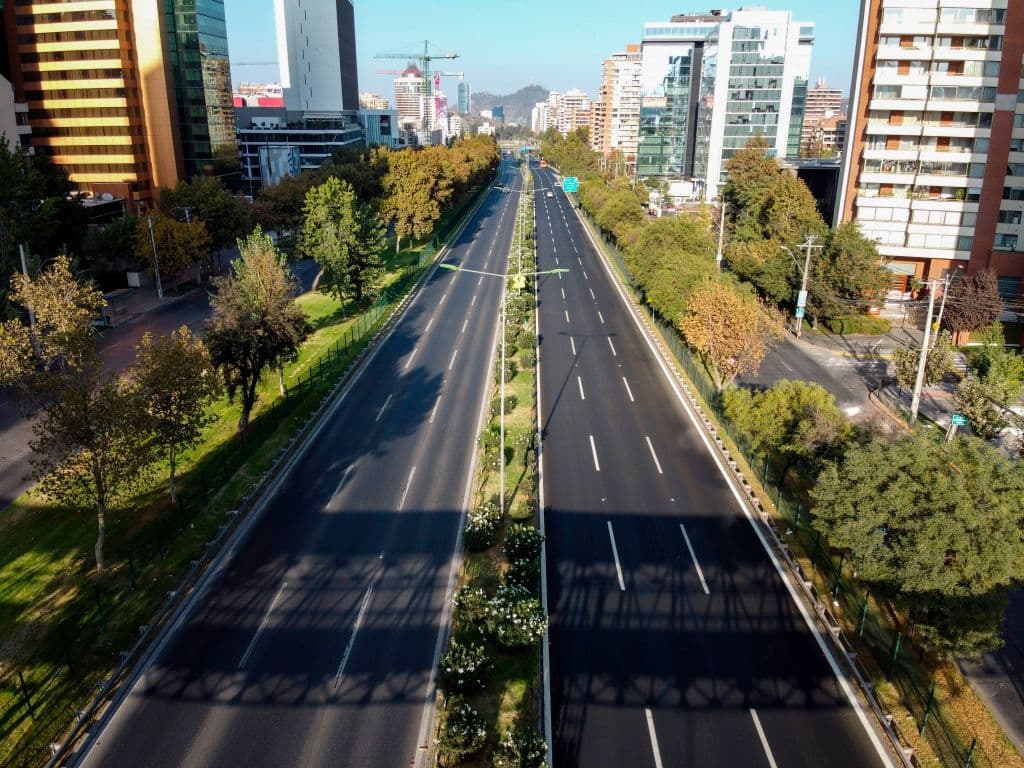 Vista de una carretera vacía en Santiago, Chile, país que estableció un toque de queda nocturno y declaró un "estado de catástrofe". La OMS pone el ejemplo de la ciudad china de Wuhan, epicentro de la pandemia, donde no se ha registrado ningún nuevo caso desde el jueves para defender estas medidas de cuarentena drásticas.