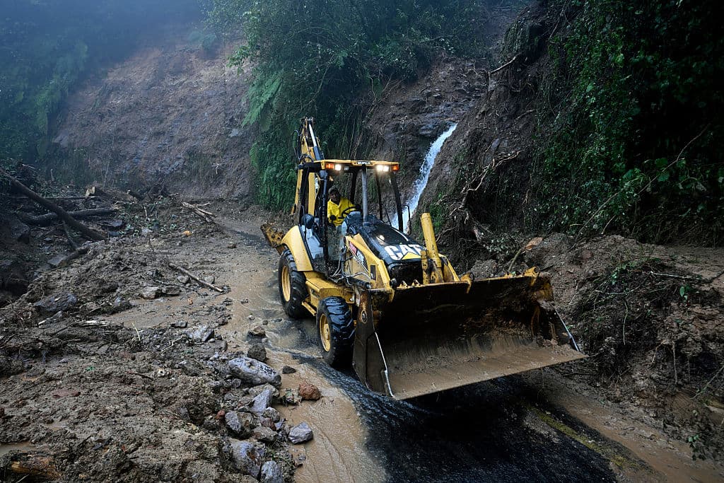 Sube a 37 número de muertos por las intensas lluvias en México