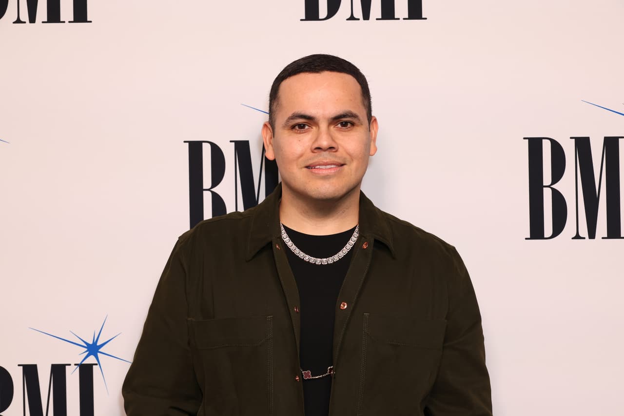 El líder de Enigma Norteño
<b>era originario de Culiacán</b>, Sinaloa. Fundó la agrupación en 2004, alcanzó con ella la fama con la
<b>interpretación de los controvertidos narcocorridos</b>, dirigidos a figuras de alto peso del Cártel Jalisco Nueva Generación o el Cártel de Sinaloa.