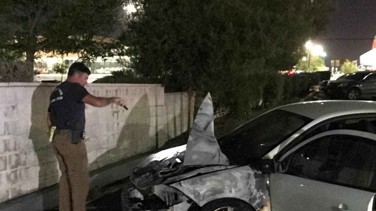 Bomberos de Las Vegas, Nevada, notificaron que varios vehículos en el estacionamiento del Centro Judío Chabad fueron incendiados el lunes por la noche. Además, le aseguraron a Jpost que
<a href="http://www.jpost.com/Diaspora/Car-blaze-at-Las-Vegas-Chabad-center-prompts-hate-crime-investigation-490225?utm_source=dlvr.it&utm_medium=twitter">tres coches sufrieron daños en el incidente, y al menos uno quedó pulverizado</a>.
<br>
<br>"Desafortunadamente, a lo largo de los miles de años de historia judía,
<b>hemos sido blanco de múltiples ataques</b>", dijo el Rabino Levi Harlig a NBC News 3. "
<a href="http://www.jpost.com/Diaspora/Car-blaze-at-Las-Vegas-Chabad-center-prompts-hate-crime-investigation-490225?utm_source=dlvr.it&utm_medium=twitter">Dios está con nosotros y nos protege</a>".