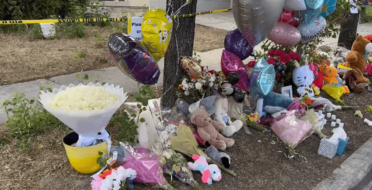 Afuera, vecinos y algunas personas que conocían a las víctimas, colocaron un
<b>improvisado altar</b>.