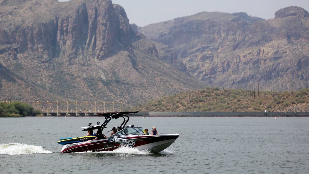 Hallaron muertas a tres personas en una casa flotante en el lago Saguaro: esto se sabe