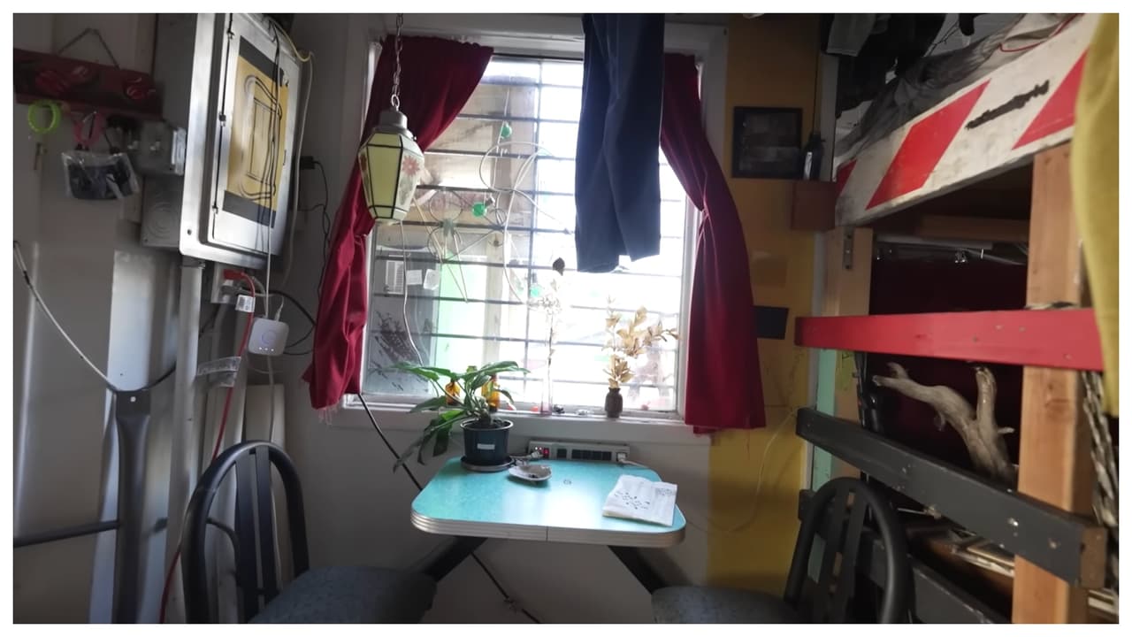 Aunque viva en una antigua lavandería,
<b>no dejó una sola secadora de ropa dentro de su casa</b>, por lo que después de lavarla la cuelga en lazos que atraviesan su vivienda.
<br>