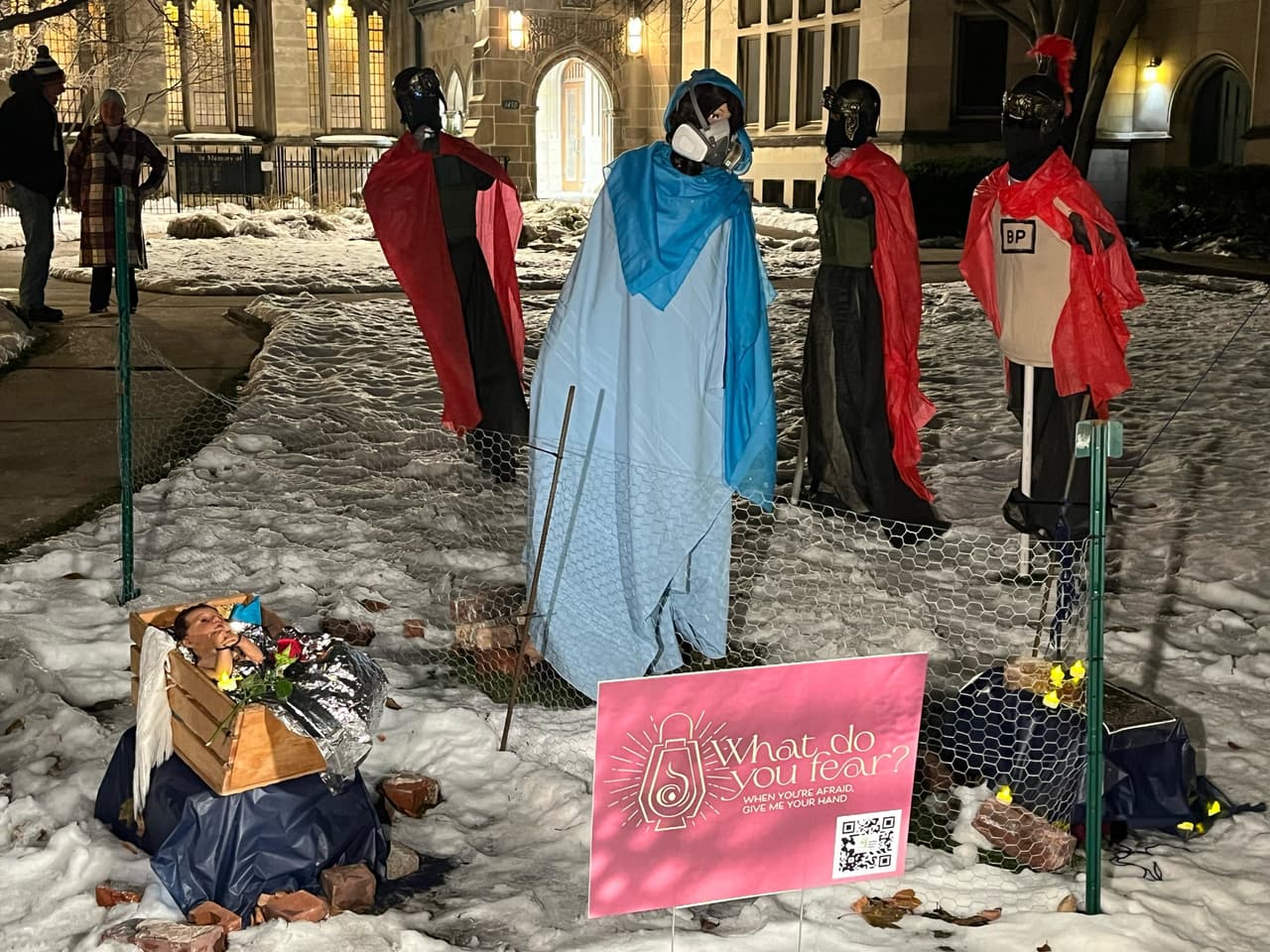 La instalación,
<a href="https://www.univision.com/local/chicago-wgbo/agentes-federales-arrestan-a-ciudadanos-americanos-y-varios-inmigrantes-en-evanston-y-albany-park" target="_blank">ubicada en Evanston</a>, ha generado incomodidad entre residentes y visitantes.
<br>
<br>En el pesebre, María y José utilizan máscaras para protegerse de gases lacrimógenos, y el niño Jesús aparece con las muñecas sujetas y cubierto por una manta térmica. A su alrededor, 'centuriones romanos' han sido reemplazados por figuras inspiradas en agentes migratorios con gafas oscuras, chalecos verdes con la leyenda “ICE”.
<br>
<br>La escena busca enviar un mensaje claro:
<b> comparar la persecución de familias migrantes actuales con la historia bíblica del nacimiento de Jesús.</b>