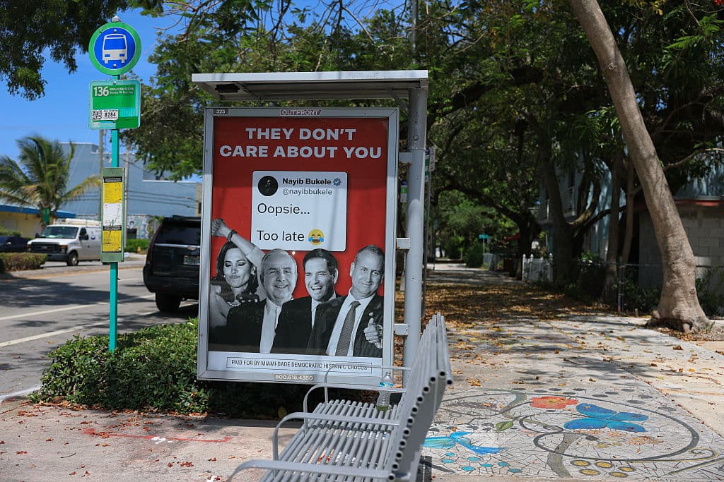 Las fotos muestran a los cuatro políticos republicanos sonriendo.