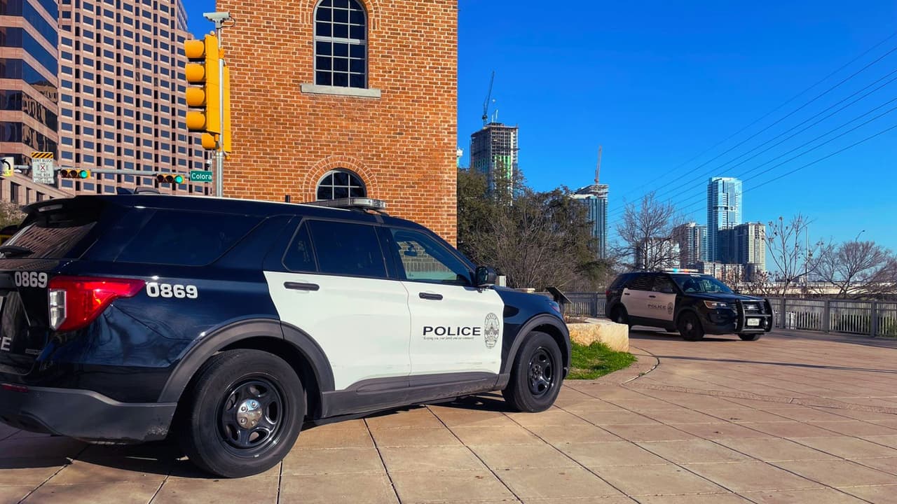 En una actualización posterior, la Policía expresó incertidumbre sobre
<b>el tiempo que el cuerpo ha estado en el agua y si presenta alguna herida</b>. La identificación de la víctima aún no ha sido realizada, ya que la Unidad de Homicidios de la Policía de Austin
<b>está trabajando activamente en el caso</b>.