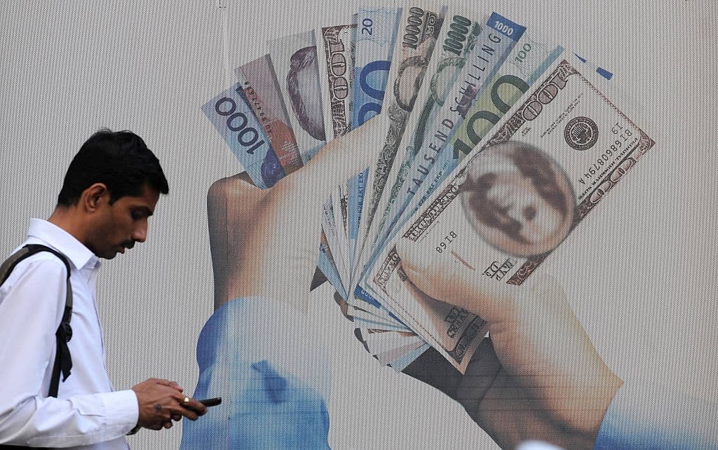 <b>Posición 1: India</b>. De acuerdo con el reporte del Banco Mundial, el país del sur de Asia recibió
<b>$83,000 millones en remesas en 2020</b>. El principal país receptor de la región por un amplio margen, las remesas disminuyeron apenas un 0.2% en 2020, principalmente debido a una caída del 17% en los envíoss provenientes de los Emiratos Árabes Unidos, que contrarrestaron los flujos positivos desde Estados Unidos y otros países anfitriones.