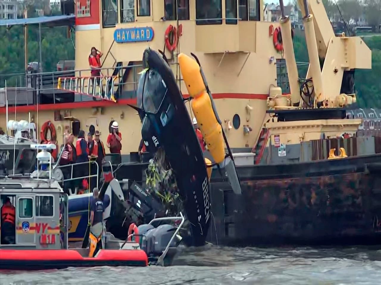 <h2 class="cms-H2-H2">2019: Cae un helicóptero y su piloto sobrevive</h2>
<br>
<br>Una
<b>aeronave tipo Bell 206 </b>cayó y se estrelló en aguas del Río Hudson tras realizar una recarga de combustible cerca de un helipuerto del área.
<br>
<br>El piloto era la única persona a bordo y logró sobrevivir con heridas mínimas.
<br>
<br>
<h2 class="cms-H2-H2">2018: Helicóptero con turistas cae al agua</h2>
<br>
<br>
<b>Cinco personas que viajaban en un helicóptero murieron </b>luego de un aterrizaje de emergencia en el que el aeronave volcó, atrapando a los pasajeros.
<br>
<br>Se informó que el helicóptero volaba con una de las puertas abiertas ya que los turistas tomaban fotografías.
<br>
<br>
<b>Aunque el piloto sobrevivió, otras 5 víctimas, de entre 26 y 34 años, perdieron la vida al quedar prensadas.</b>
<br>