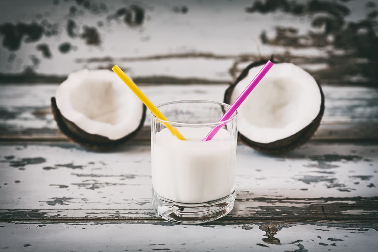 <b>Leche de coco</b>. Este sustituto de la leche de vaca se hace a partir de coco prensado y suele estar fortificado con calcio. Tiene un contenido bajo en proteínas y presenta un nivel de grasa saturada más alto que otras alternativas de origen vegetal, como la leche de arroz, avena o soya. Es, no obstante, una buena opción para la pastelería, por su ligero sabor a coco.