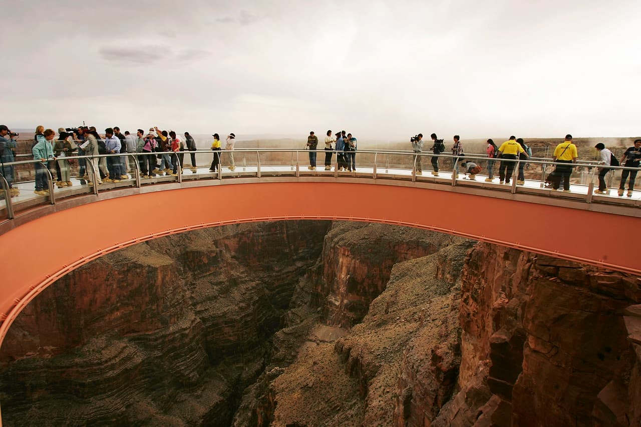 <b>Skywalk sobre el cañón del Colorado (EEUU)</b>
<br>Aquí, casi literalmente, podrás caminar sobre el aire. Una
<a href="http://grandcanyon.com/planning/west-planning/grand-canyon-skywalk-at-grand-canyon-west/">estructura arquitectónica que sobresale de la roca</a> y permite tomar magníficas imágenes.