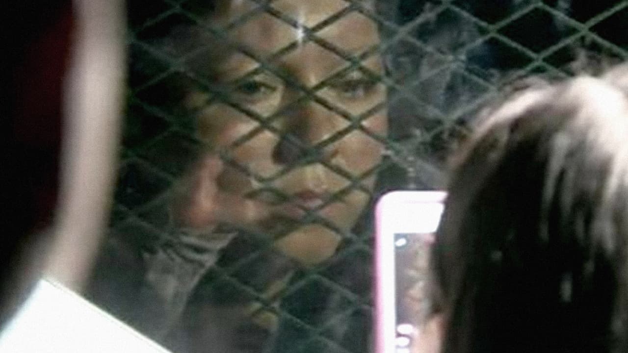 "Nadie debería pasar por el dolor de que lo separen de su mamá o de tener que empacarle las maletas", dijo su hija Jacqueline de 14 años entre sollozos
<b><a href="http://www.univision.com/noticias/deportaciones/hija-de-guadalupe-garcia-nadie-deberia-pasar-por-el-dolor-de-que-lo-separen-de-su-mama">durante una conferencia de prensa tras conocer la información</a></b>. "Seguiré luchando por mi mamá y otras familias que pasan por lo mismo porque esto es injusto", añadió. En la foto, la hija de Guadalupe García toma imágenes de su madre con su celular.