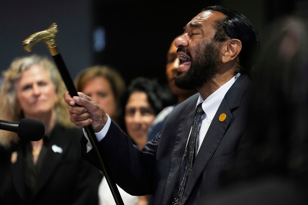 El
<b>legislador <a href="https://www.univision.com/local/houston-kxln/al-green-discurso-trump-houston">Al Green, representante del distrito 9 de Texas,</a> aseguró que Trump va a ser derrotado políticamente por la gente.</b> “Te lo prometo, este presidente será derrotado, él tiene que ser derrotado, y no me refiero a físicamente, sino políticamente. Lo derribaremos, será acusado de nuevo”.