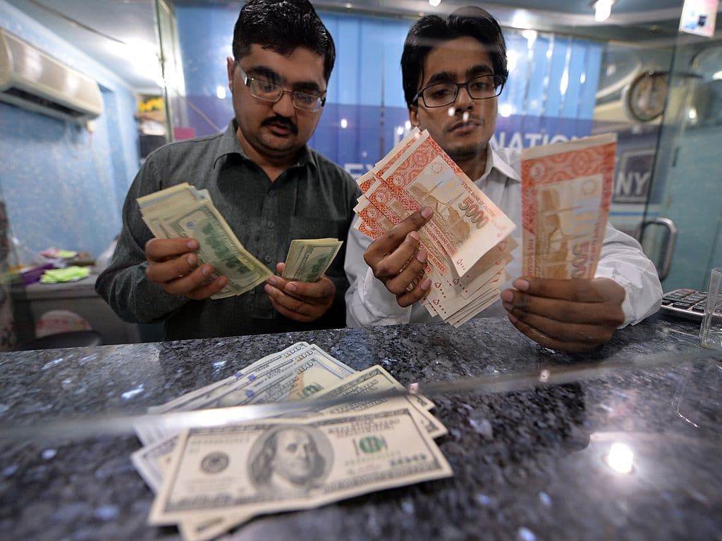 <b>Posición 6: Pakistán</b>. De acuerdo con el reporte del Banco Mundial, el país del sur de Asia recibió
<b>$26,000 millones en remesas en 2020</b>. En Asia oriental y el Pacífico el envío de remesas cayó un 7.9%.