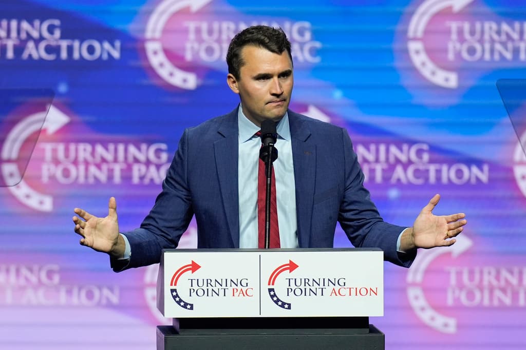 Investigarán a maestros por supuestos comentarios inapropiados sobre el asesinato de Charlie Kirk