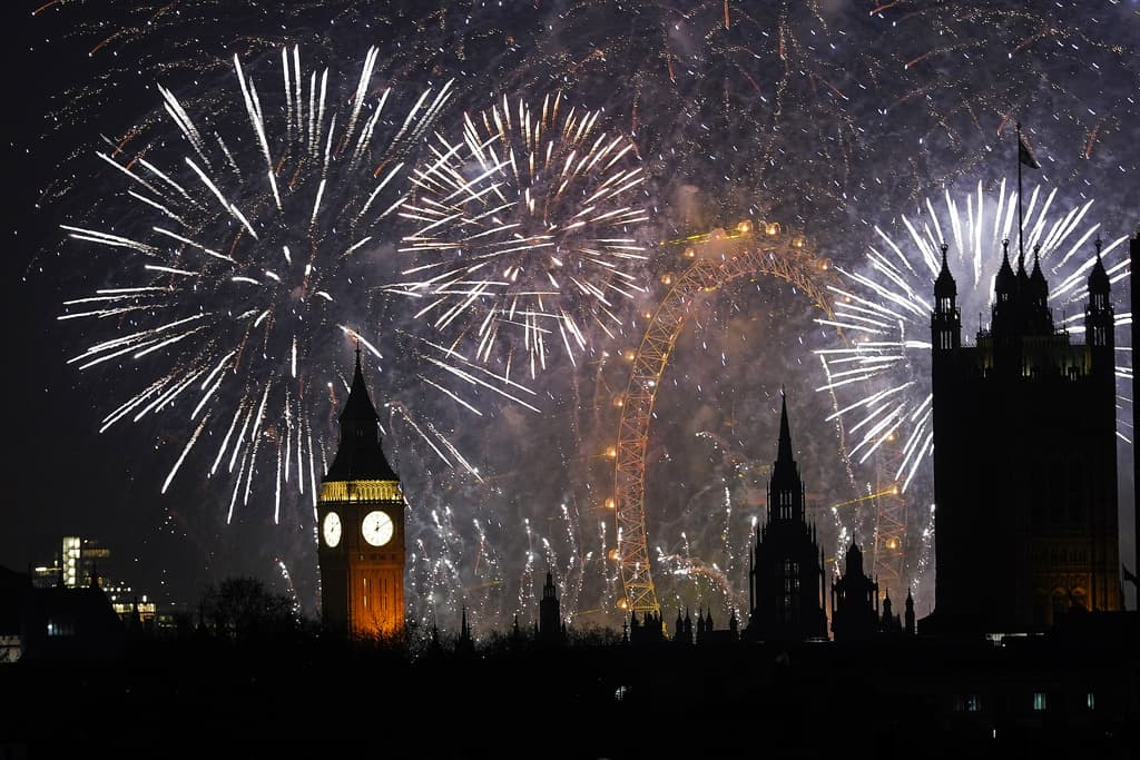 Fuegos artificiales iluminaron el cielo en el centro de Londres para celebrar el Año Nuevo.
