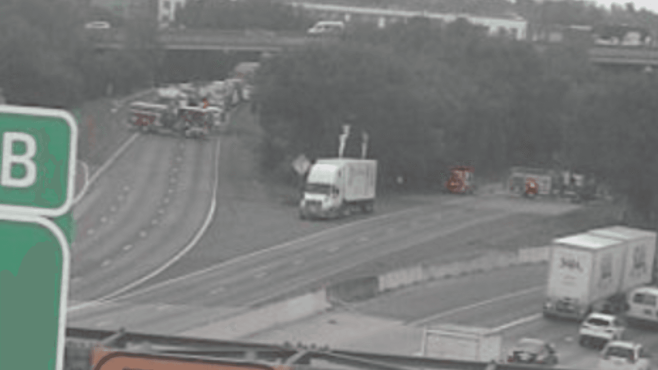 Una posible fuga de metano de un camión causa cierres viales en autopistas de Houston