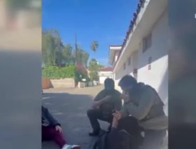 Agentes de ICE agreden a hombre de 80 años, en California: Momento en que le rocían gas pimienta y lo derriban