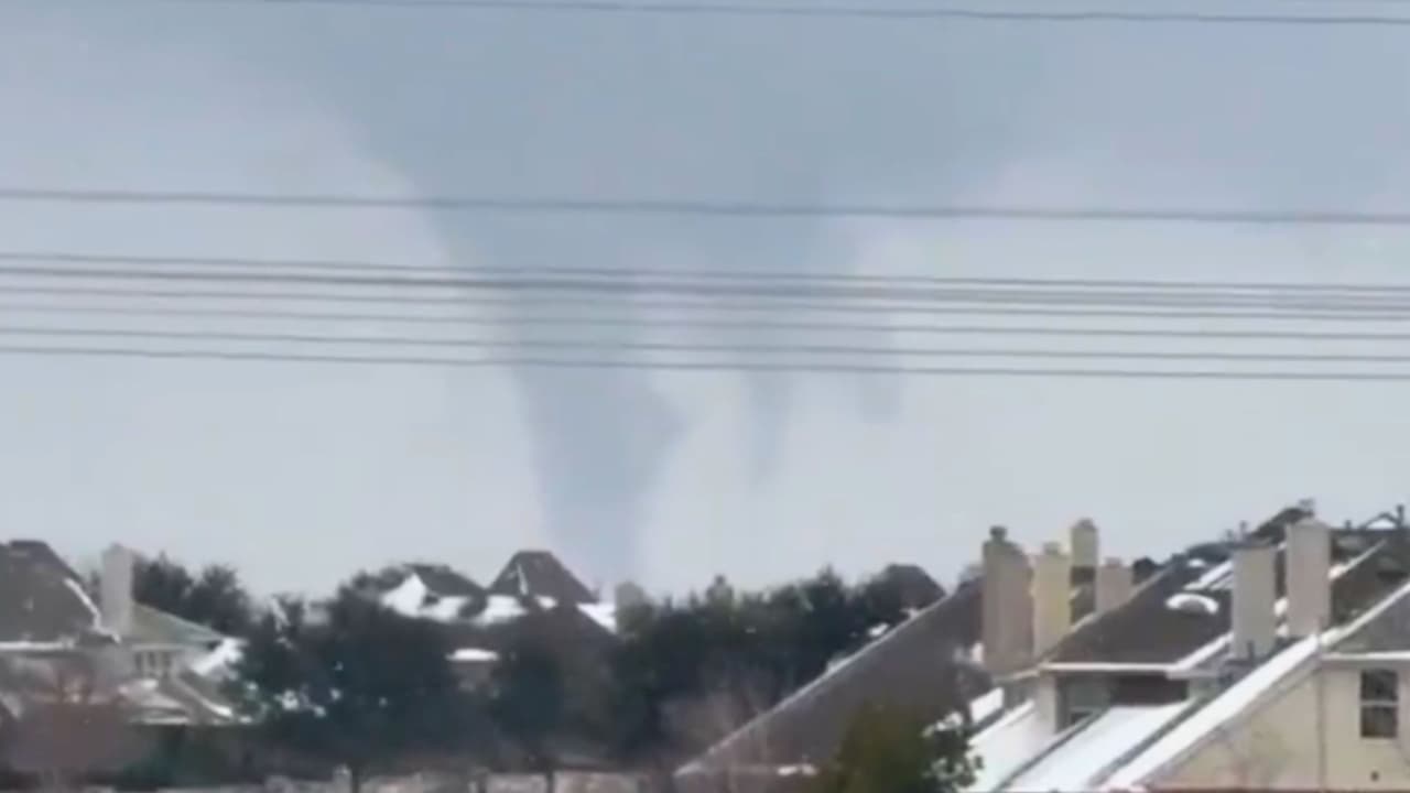 <h3 class="cms-H3-H3">Qué son los llamados “steamnadoes”</h3> El término “steamnado” no es oficial. Describe
<b>pequeños remolinos, conocidos como “steam devils”</b>, que se forman cerca de la superficie del agua y
<b>no están relacionados con tormentas eléctricas.</b>
<br>Lo que parece vapor es,
<b>en realidad, niebla de evaporación.</b>
<br>Se genera cuando
<b> aire muy frío pasa sobre agua más cálida</b> y, con una ligera rotación del viento, puede tomar forma de columna por pocos minutos.