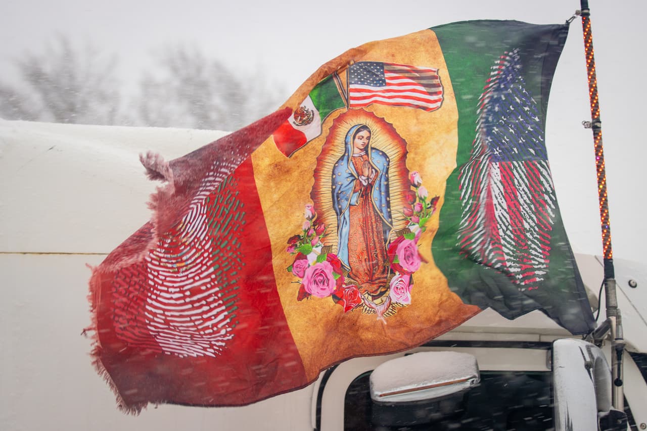 La procesión, escoltada por el alguacil del condado de Cook, partió al mediodía del sábado.
<br>
<br>Entre el estruendo de motores, luces encendidas y ruedas avanzando sobre hielo, la fe se abrió paso porque para los conductores, como Samuel, en su comunidad nadie camina ni maneja solo. “Le pedí que lo tuviera en su manto, ¿verdad?, más que todo y que descanse en paz”