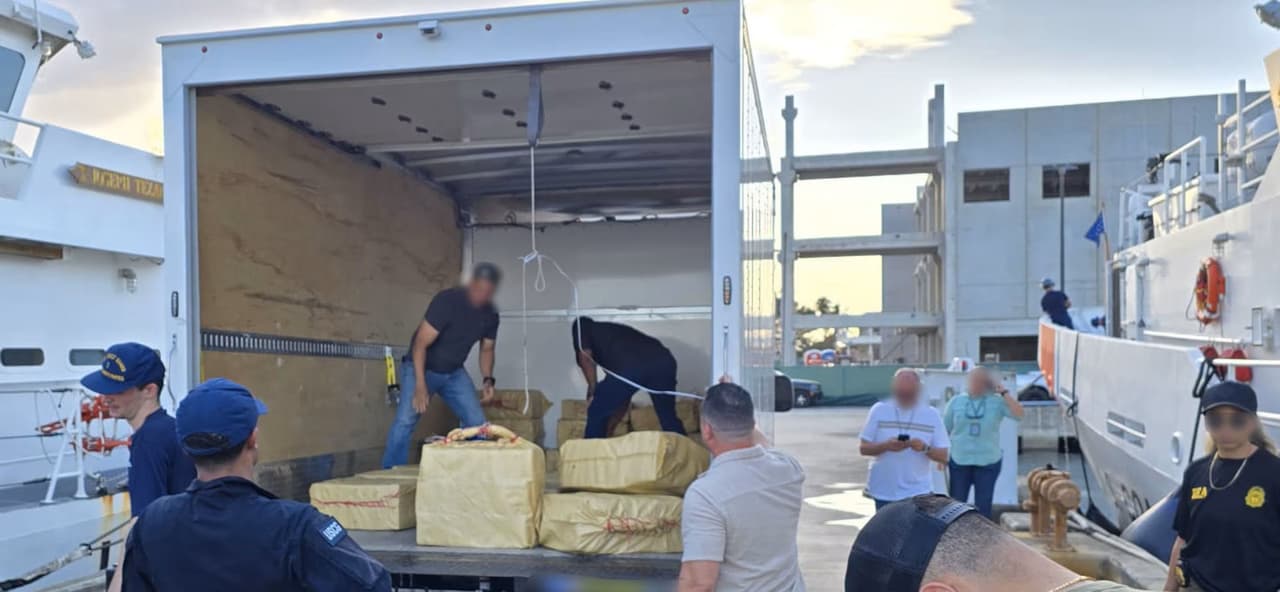 Decomisan $13.3 millones en drogas en una lancha rápida al norte de Puerto Rico