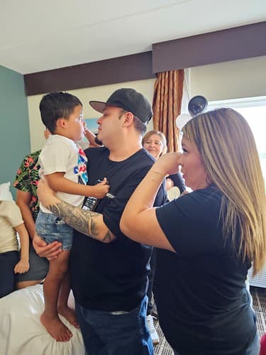 Más de cinco meses después de haber sido deportado “por error”, el calvario de
<b><a href="https://www.univision.com/noticias/inmigracion/kilmar-abrego-garcia-acusa-al-gobierno-de-trump-de-persecucion-vengativa-y-pide-la-anulacion-de-cargos-en-su-contra" target="_blank">Kilmar Ábrego García</a></b> llegó —por el momento– a su fin y pudo regresar a Maryland a reencontrarse con su familia, que en ningún momento dejó de luchar por que fuera devuelto al país que se convirtió en su hogar.