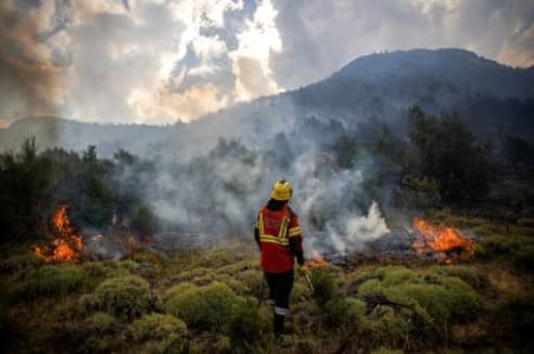 El mayor incendio forestal en la historia de Nebraska sigue fuera de control y ha arrasado cientos de miles de acres