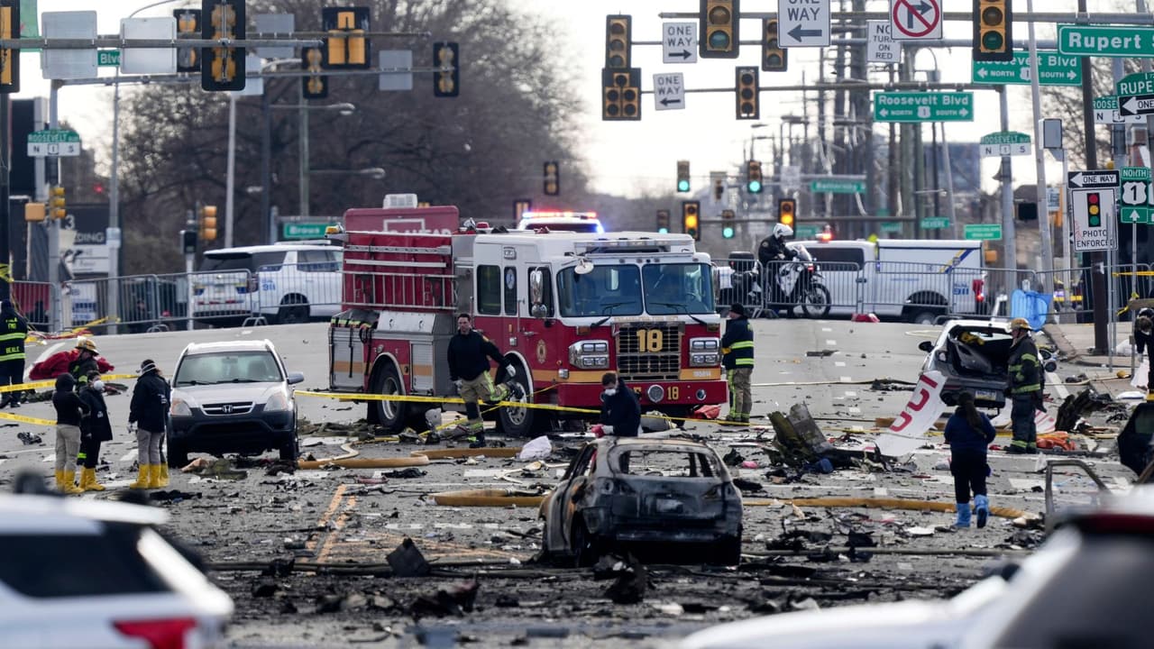 Buscan entre los escombros la evidencia principal del choque de una avioneta en Filadelfia