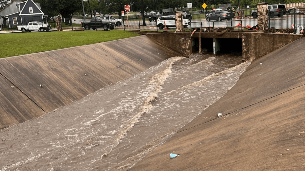 Una niña de 10 años es arrastrada por la corriente en un canal en el este de Texas